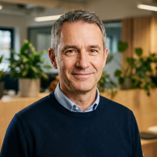 Imagen de perfil de James Mitchell, que aparece como consejero delegado en Tasavonza